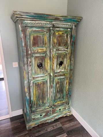 Ibiza/India style vintage kleding houten kast mixed colour beschikbaar voor biedingen