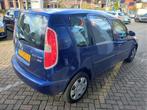 Skoda Roomster 1.6-16V AMBIENTE AUT. met APK tot 04-2026, Auto's, Skoda, Gebruikt, Zwart, 4 cilinders, Blauw