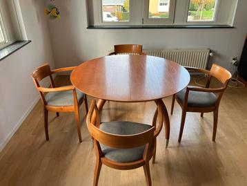 Massief kersenhouten eettafel met 4 bijpassende stoelen beschikbaar voor biedingen