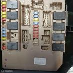 Zekeringskast origineel motorruimte 8200674661 clio 3  upc, Auto-onderdelen, Gebruikt, Renault, Ophalen of Verzenden, Renault