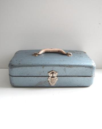 Stoer vintage metalen (vis)koffertje in goede vintage staat beschikbaar voor biedingen