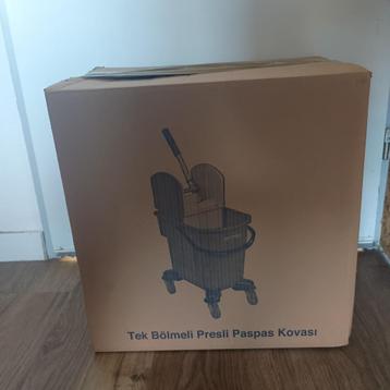 Schoonmaakwagen met pers beschikbaar voor biedingen