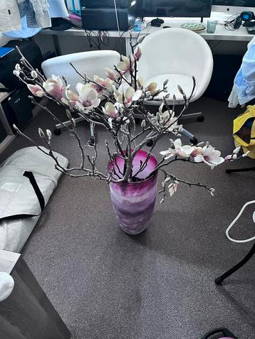 Groot zijdenboeket met een paarse vaas beschikbaar voor biedingen
