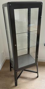Ikea Fabrikor vitrinekast grijs, Huis en Inrichting, Kasten | Vitrinekasten, Ophalen, 50 tot 100 cm, Zo goed als nieuw, Glas