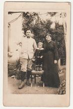 Fotokaart van een soldaat met zijn vrouw en zoon in hun tuin, Verzamelen, Ansichtkaarten | Themakaarten, Overige thema's, Ongelopen