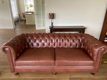 Mooie 3-zits originele Chesterfield bank in Old Cowhide-leer beschikbaar voor biedingen