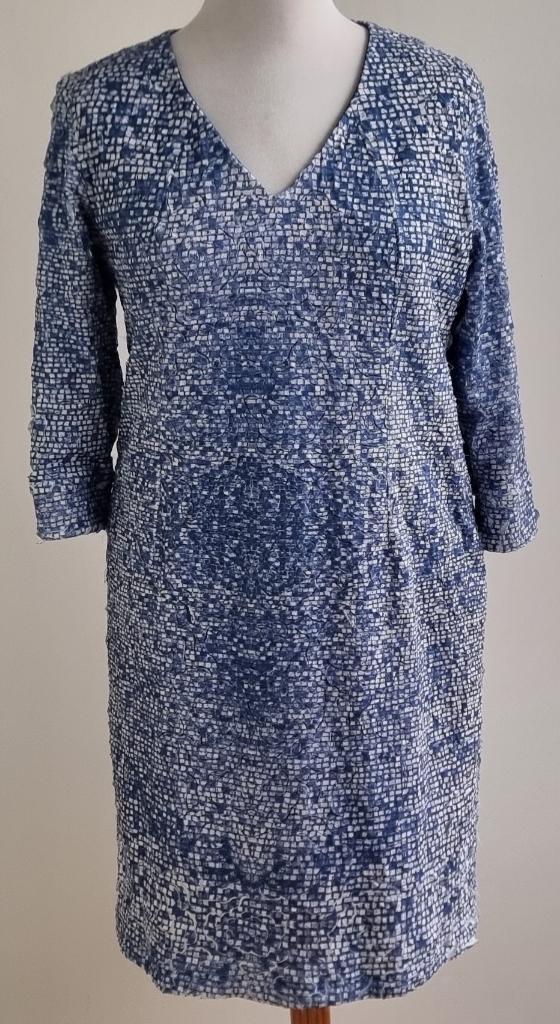 Donna Dura blauw/witte jurk mt. 44, Kleding | Dames, Jurken, Zo goed als nieuw, Maat 42/44 (L), Blauw, Onder de knie, Ophalen of Verzenden