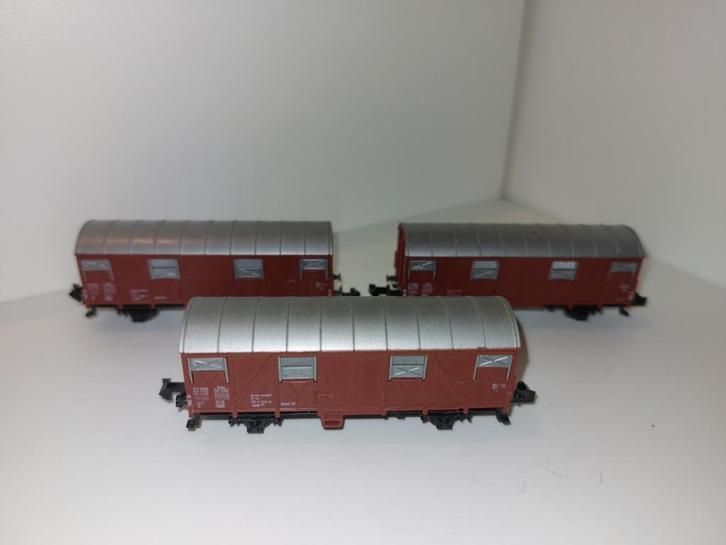 3 gesloten goederenwagens, Hobby en Vrije tijd, Modeltreinen | N-Spoor, Gebruikt, Wagon, Gelijkstroom, Trix, Analoog, Ophalen of Verzenden