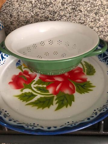 Prachtige vintage emaille reseda groen vergiet. beschikbaar voor biedingen