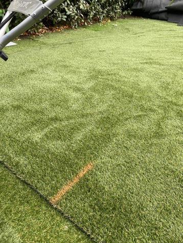 Kunstgras 4m x 15m gebruikt met verf sporen. Verder prima  beschikbaar voor biedingen