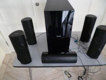 Speakers van een home cinema set. beschikbaar voor biedingen