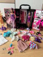 Barbie kledingkast met kleding & Barbies, Kinderen en Baby's, Speelgoed | Poppen, Barbie, Ophalen of Verzenden, Zo goed als nieuw