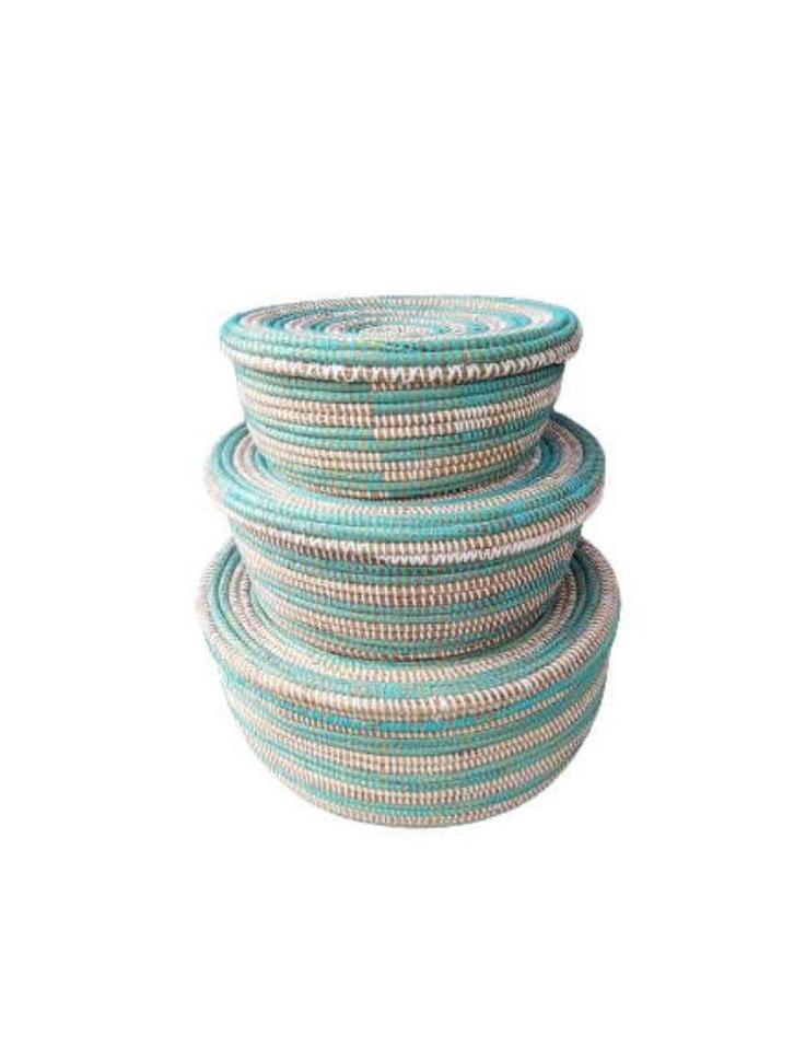 set van 3 turquoise witte afrikaanse zeegras manden, Huis en Inrichting, Woonaccessoires | Schalen en Manden, Nieuw, Mand, Rond