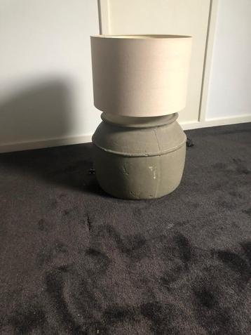 Te koop lamp met stenen poot beschikbaar voor biedingen