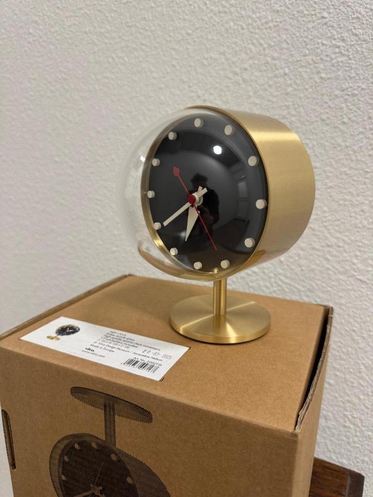 Vitra Night Clock – design tafelklok (nieuw in doos), Huis en Inrichting, Woonaccessoires | Klokken, Nieuw, Wekker of Tafelklok