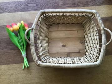 Rotan vintage luiermand vierkant met houten bodem beschikbaar voor biedingen