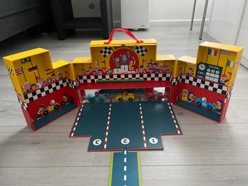 Janod Racebaan met 3 houten auto’s beschikbaar voor biedingen