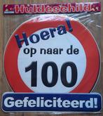 Huldeschild: Hoera op naar de 100 Gefeliciteerd ( Nieuw ), Ophalen of Verzenden, Nieuw, Versiering, Verjaardag