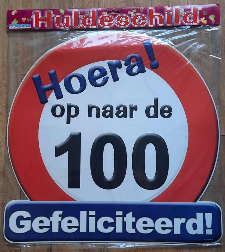 Huldeschild: Hoera op naar de 100 Gefeliciteerd ( Nieuw ), Hobby en Vrije tijd, Feestartikelen, Nieuw, Versiering, Verjaardag