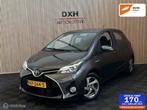 Toyota Yaris 1.5 Hybrid AUT NAP NAVI CAMERA BLUET CRUISE ECC, Gebruikt, 4 cilinders, Start-stop-systeem, Origineel Nederlands