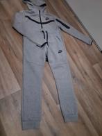 Nike tech trainingspak maat 134-140, Ophalen of Verzenden, Zo goed als nieuw, Jongen of Meisje, Sport- of Zwemkleding