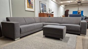 Royale 6 persoons grijze stoffen design hoekbank + hocker  beschikbaar voor biedingen