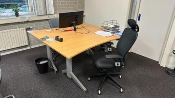 bureau twee stuks en twee bureaustoelen