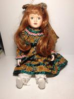 3 poppen met porseleinen  hoofd-handjes-voetjes + 3 rekjes, Verzenden, Zo goed als nieuw, Pop