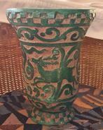 Handgemaakte Italiaanse Vaas met Groen Reliëf, Gebruikt, Aardewerk of Porselein, Ophalen of Verzenden, Minder dan 50 cm