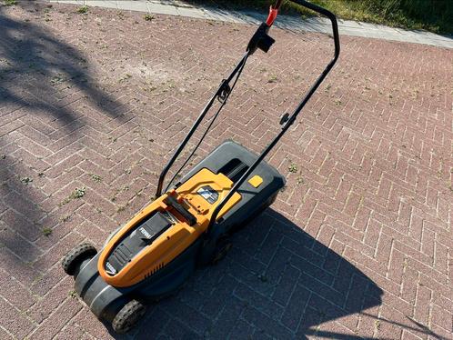 Ferm LMM 1012 elektrische maaier bouwjaar 2020, Tuin en Terras, Grasmaaiers, Zo goed als nieuw, Elektrische grasmaaier, 30 t/m 39 cm