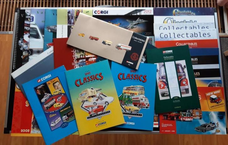 32 Corgi en Vanguards folders modellen brochures., Hobby en Vrije tijd, Modelauto's | Overige schalen, Zo goed als nieuw, Overige typen
