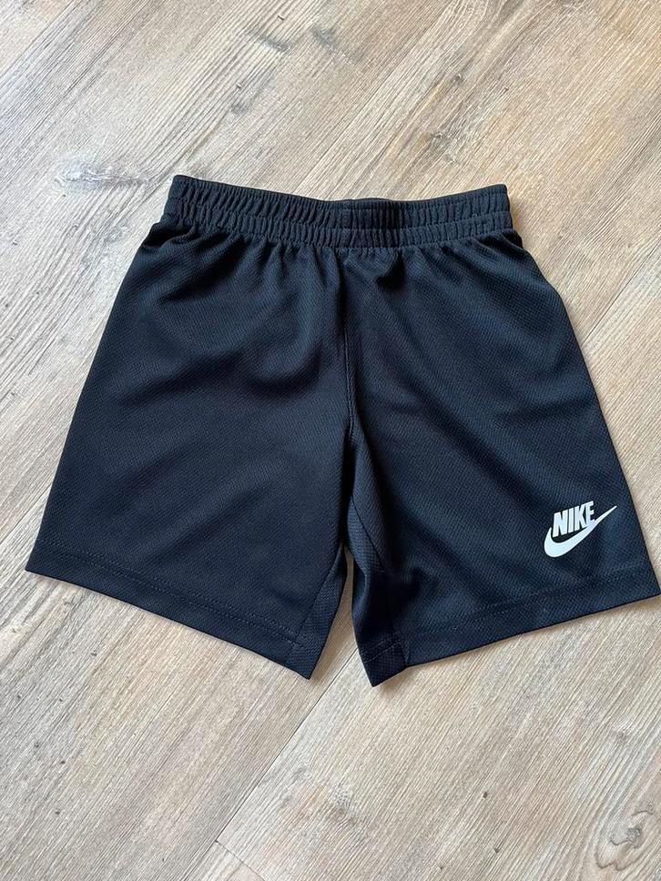 Nike sportbroekje gym maat 104-110, Kinderen en Baby's, Kinderkleding | Maat 104, Zo goed als nieuw, Jongen of Meisje, Sport- of Zwemkleding