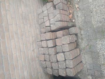 Cobblestones, klinkers. beschikbaar voor biedingen