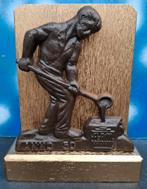 Ijzergieter. Plaquette. Metaal. Houten sokkel.  18 cm.6, Verzamelen, Ophalen, Zo goed als nieuw