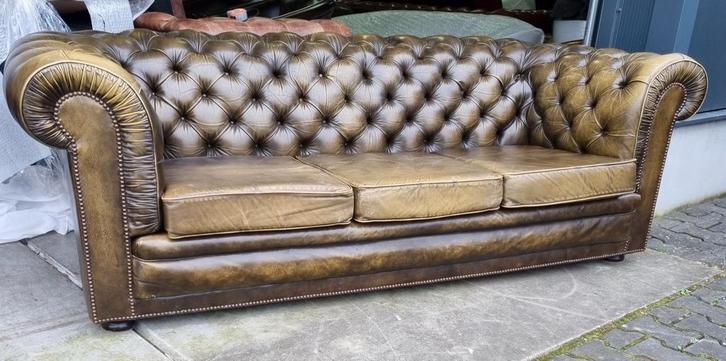 Chesterfield bank Wade / Pegasus olijfgroen + BEZORGING!!!, Huis en Inrichting, Banken | Bankstellen, Gebruikt, Rechte bank, 200 tot 250 cm