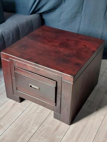 Hocker in kersenhout, zware kwaliteit. L60xB60xH45.  beschikbaar voor biedingen