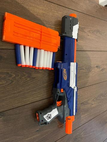 Nerf met magezijn en kogels beschikbaar voor biedingen