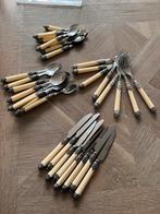 Nieuwe bestekset 32 delig sierwerk brocant stijl, Ophalen, Zo goed als nieuw, Rvs of Chroom