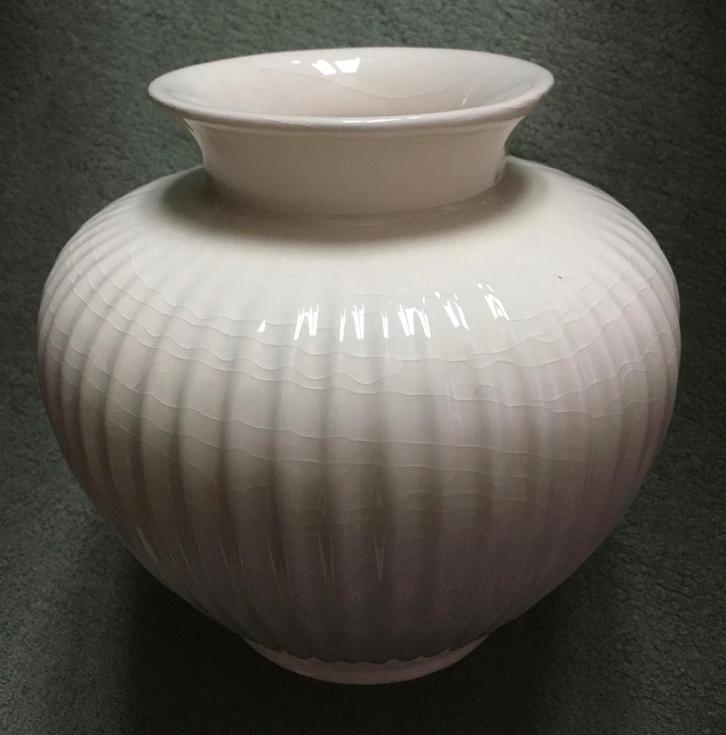 Klassiek Velsen (Delfts) keramiek bolvormig ribbelvaas, Huis en Inrichting, Woonaccessoires | Vazen, Gebruikt, Wit, Minder dan 50 cm