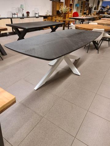 Nieuwe eettafel Deens ovaal zwart eikenhout 240x110cm €650 beschikbaar voor biedingen