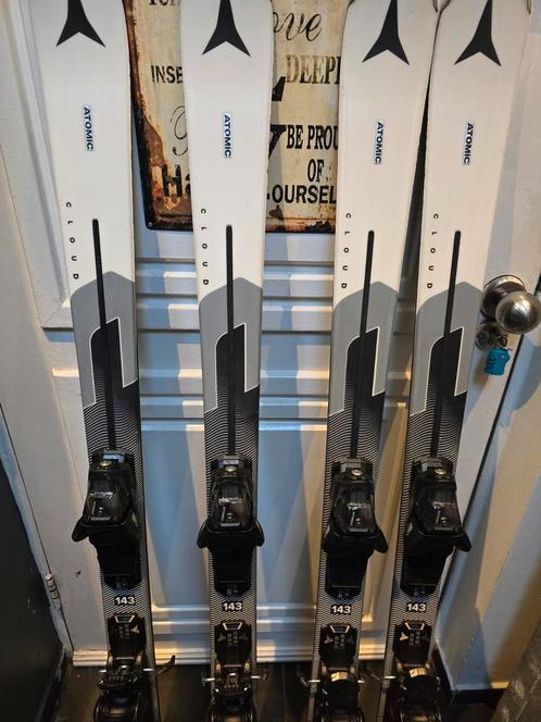 2024 143 Atomic DAMES CLOUD LTD SERVOTEC LIGHT 10 CARVE, Sport en Fitness, Skiën en Langlaufen, Zo goed als nieuw, Ski's, Atomic