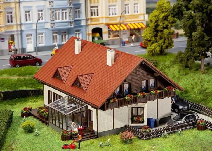 Faller Dubbel woonhuis Moosgrund, Hobby en Vrije tijd, Modeltreinen | H0, Nieuw, Brug, Tunnel of Gebouw, Wisselstroom, Overige merken