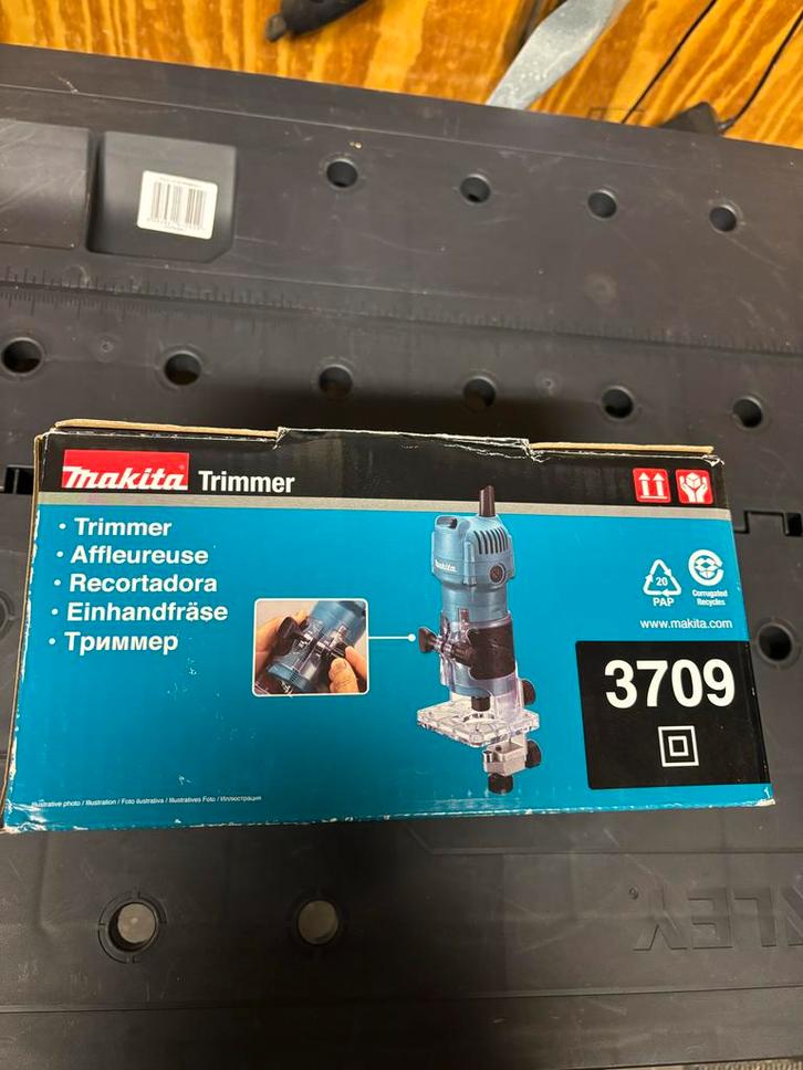 Makita 3709 Bovenfrees - Nieuw in doos!, Doe-het-zelf en Verbouw, Gereedschap | Freesmachines, Nieuw, Elektrisch, Bovenfrees, Ophalen of Verzenden