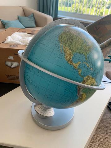 Wereldbol mooie Globe met verlichting  beschikbaar voor biedingen