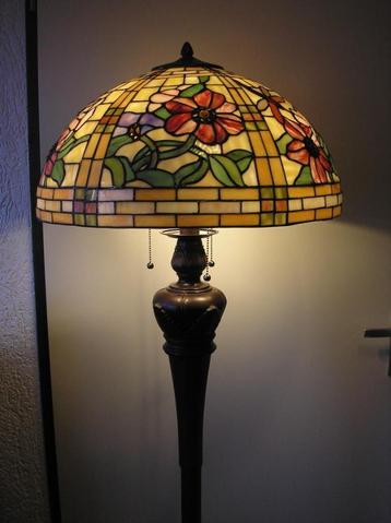 Prachtige Tiffany vloerlamp met mooie kleurige kap beschikbaar voor biedingen