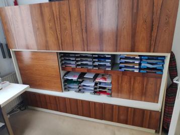 Gratis originele houten archiefkast, veel opbergruimte beschikbaar voor biedingen