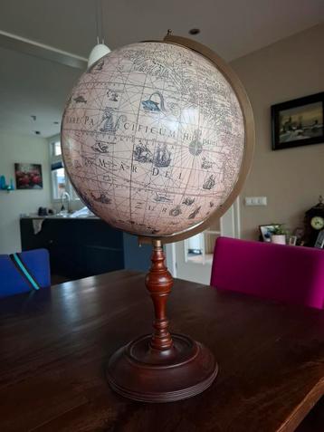  Wereldbol (antieke uitvoering) beschikbaar voor biedingen