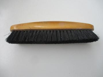 Vintage kledingborstel met houten handvat beschikbaar voor biedingen