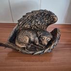 Prachtig dierenbeeld van een hondje rustend in engelen vleug, Verzamelen, Beelden en Beeldjes, Ophalen