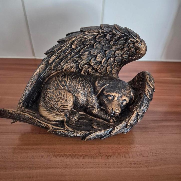 Prachtig dierenbeeld van een hondje rustend in engelen vleug, Verzamelen, Beelden en Beeldjes, Ophalen